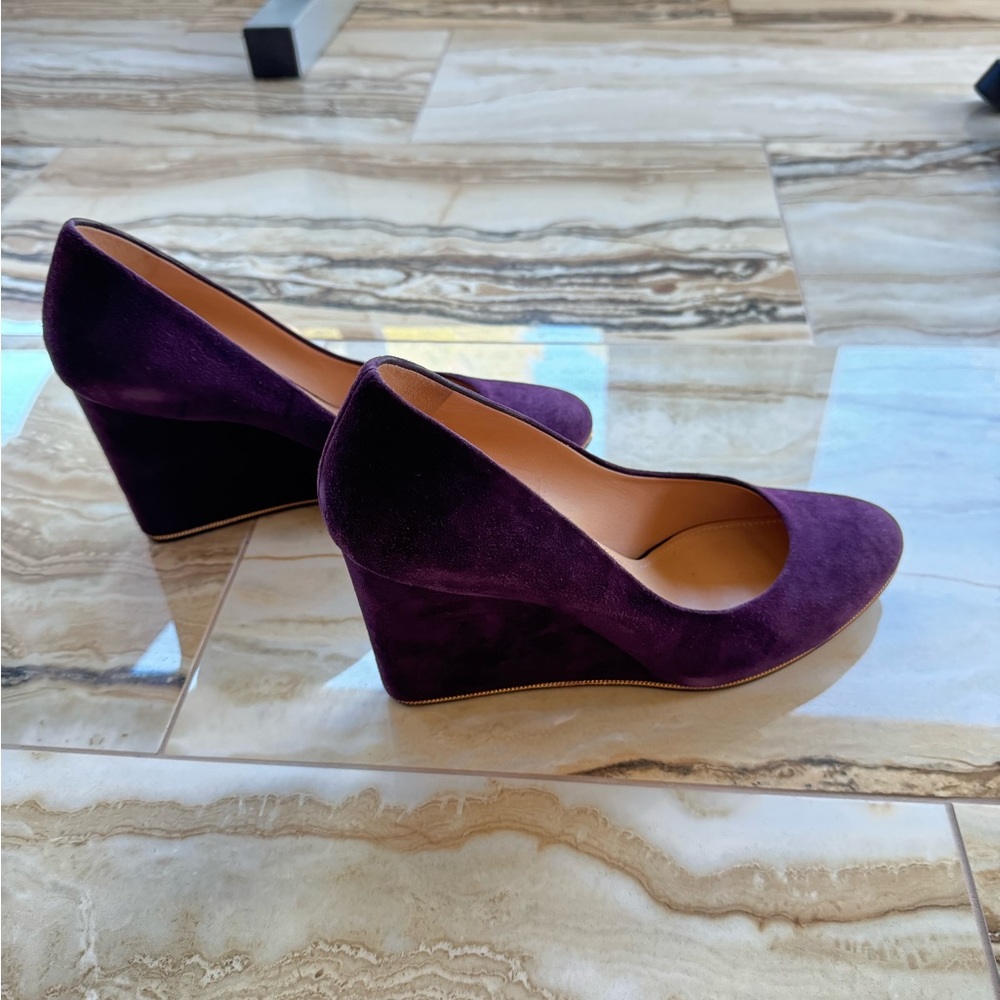 Salvatore Ferragamo Wedge Pumps 9B Plum Purple Suede Gold Chain